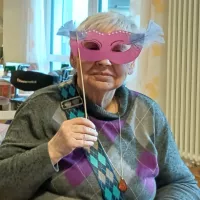 Bewohnerin mit selbstgebastelter Maske