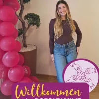 Eine Frau steht neben Luftballons